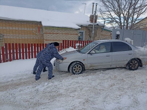 На проезжей части и во дворах автомобилисты попадали в снежные ловушки и не могли самостоятельно из них выбраться.  