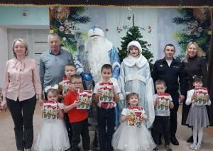 В Самарском регионе полицейские продолжают участвовать во Всероссийской акции «Полицейский Дед Мороз»