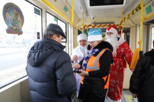 Сотрудники транспортных предприятий подходят к делу творчески: перед рейсами – в течение ночной смены – общественный транспорт украшают снежинками, мишурой, новогодними наклейками.  