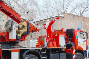 Сотрудники ГУ МЧС СО поздравили юных пациентов Самарской областной детской больницы с наступающим Новым годом.