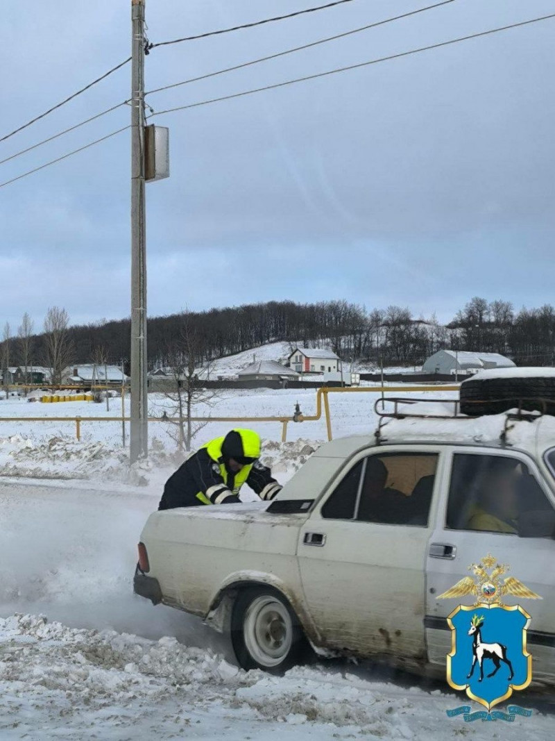 В Красноярском районе сотрудники ГИБДД помогли водителю вытащить из сугроба машину