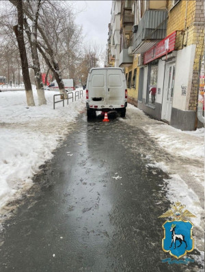 Пешеход с травмой головы и руки доставлена с места происшествия в больницу.