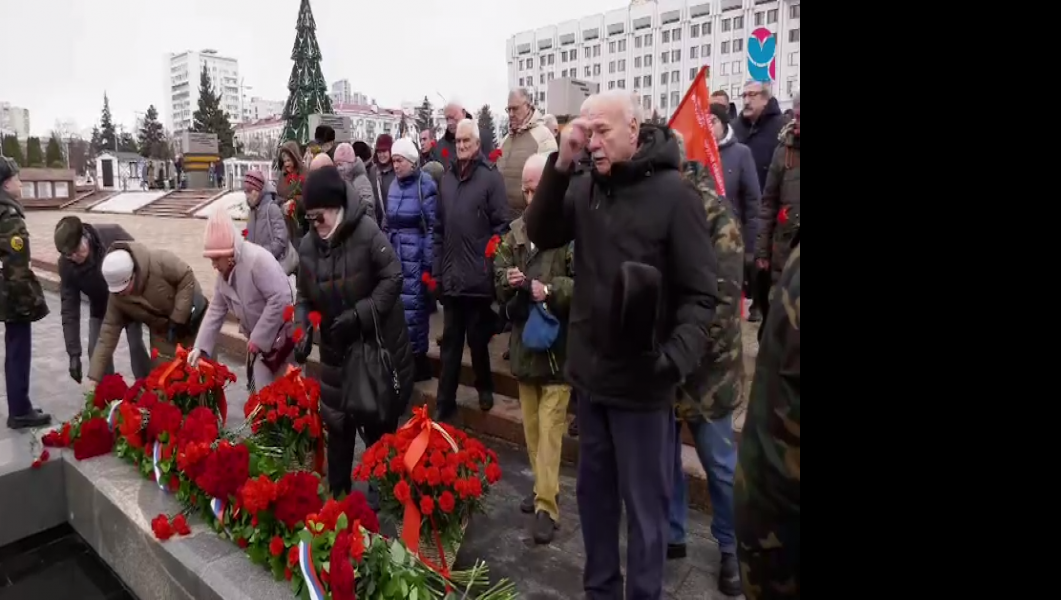 На площади Славы в Самаре возложили цветы к Вечному огню – в знак памяти и уважения к героям Сталинградской битвы