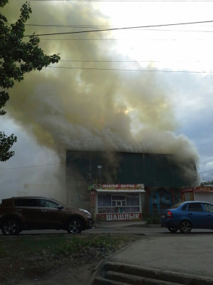 В Самаре горит двухэтажный торговый павильон на углу Карбышева - Антонова-Овсеенко