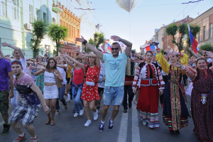 В Самаре состоялось шествие-флешмоб в поддержку сборной России по футболу: ФОТО