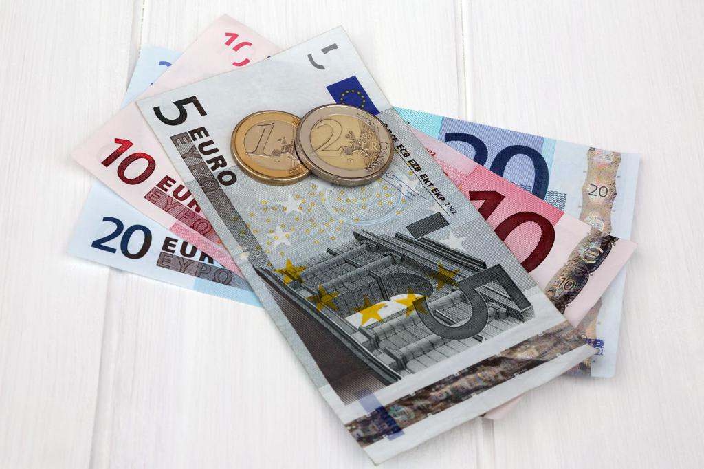 банкноты и монеты евро